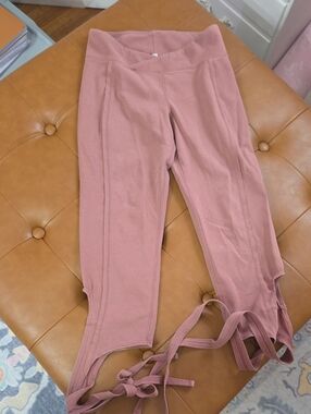 XS Free People Movement Rose Tie-Hem Capri Leggings
